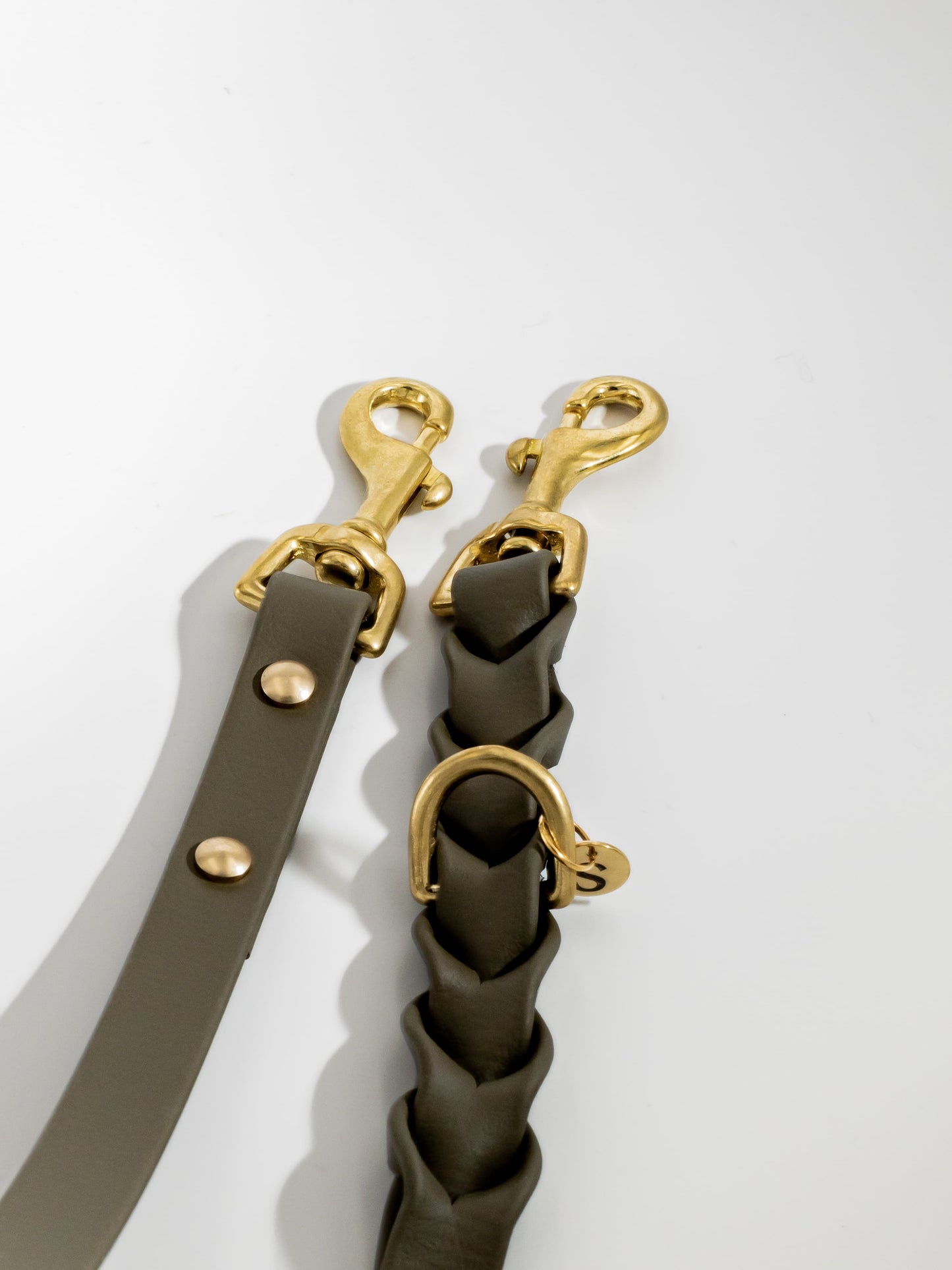 Geflochtene Biothaneleine Oliv mit goldenen Verschlüssen | Studio Wiis