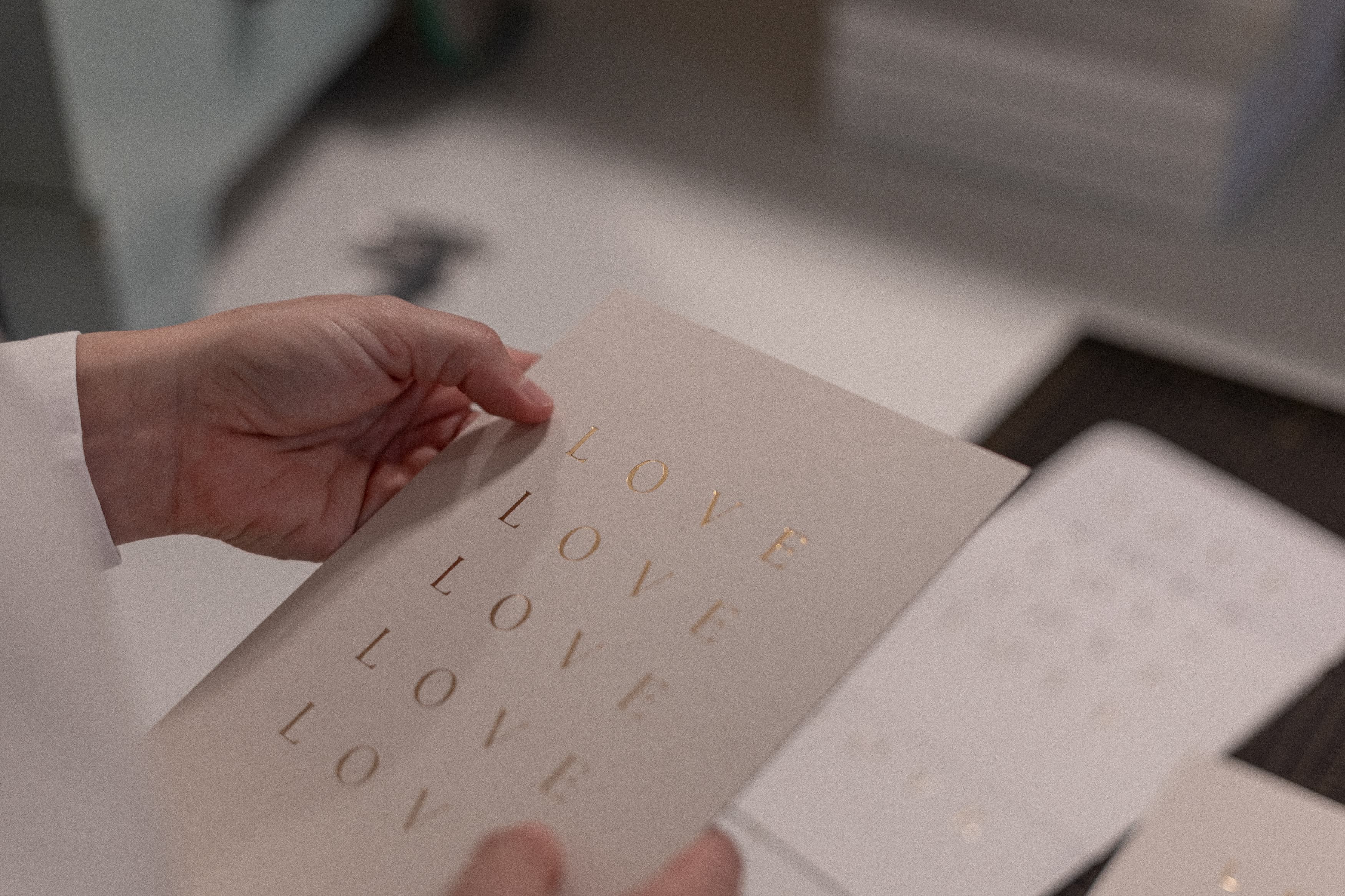 Geprägte Karte mit Goldfolie mit Aufschrift «Love» | Studio Wiis
