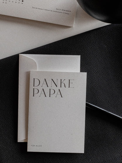 Danke Papa für alles – Karte als Dankeschön auf Schreibtisch | Studio Wiis