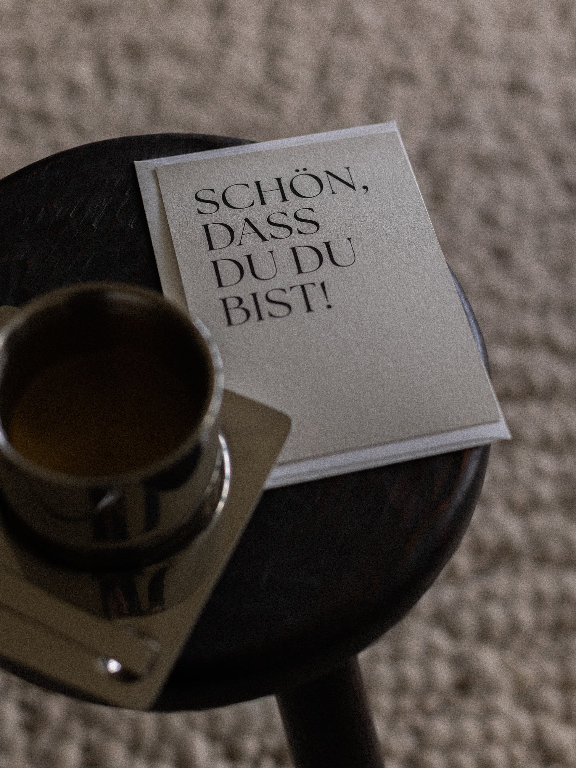 Komplimentekarte handgefertigt auf Holzhocker | Studio Wiis