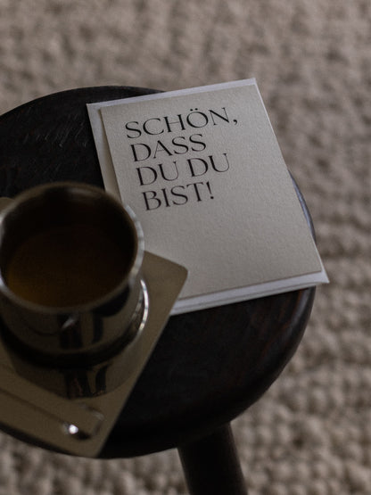 Komplimentekarte handgefertigt auf Holzhocker | Studio Wiis