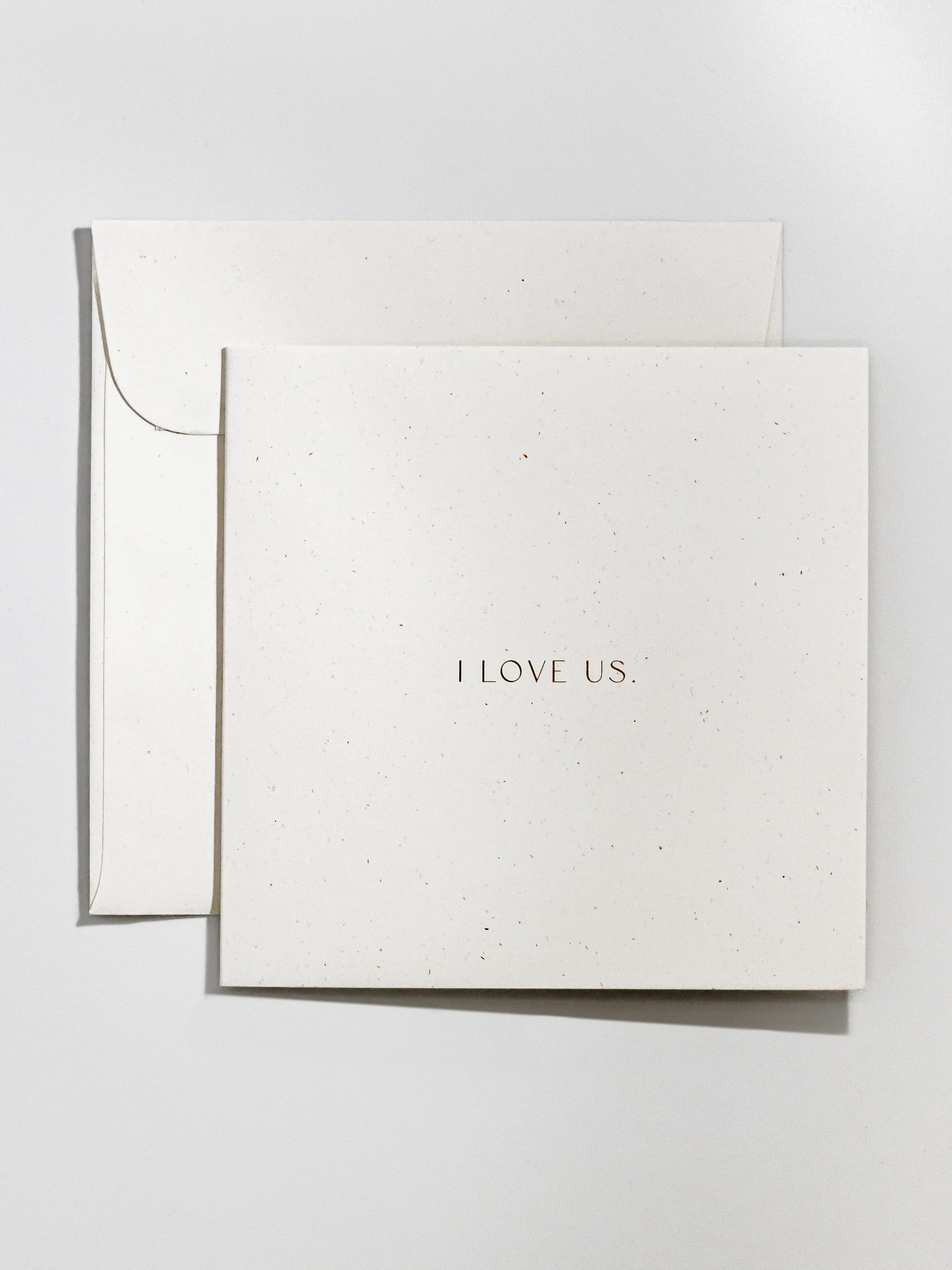 
Minimalistische Grusskarte mit weissem Umschlag & goldener Aufschrift „I LOVE US.“ für deine Liebesbotschaften | Studio Wiis