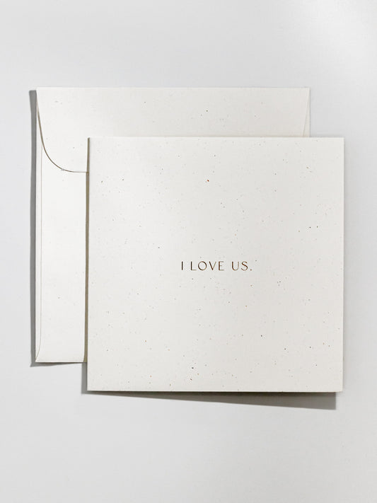 
Minimalistische Grusskarte mit weissem Umschlag & goldener Aufschrift „I LOVE US.“ für deine Liebesbotschaften | Studio Wiis