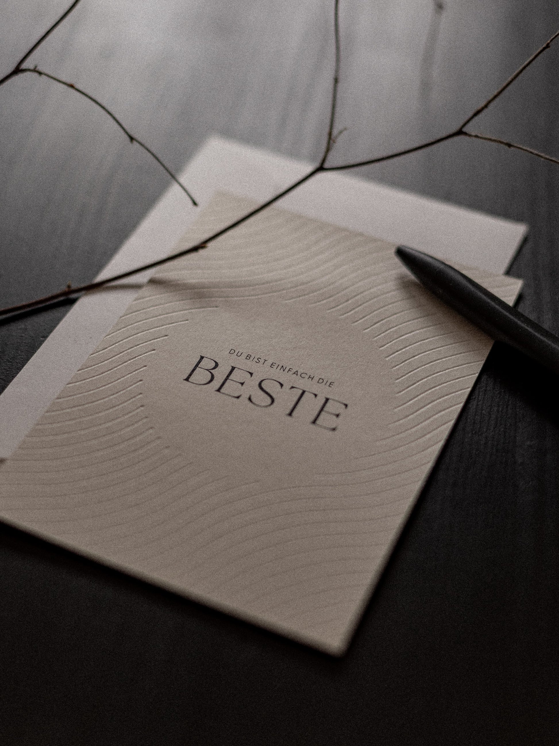 Lichtspiel auf minimalistischer Karte mit Prägung und Kompliment | Studio Wiis