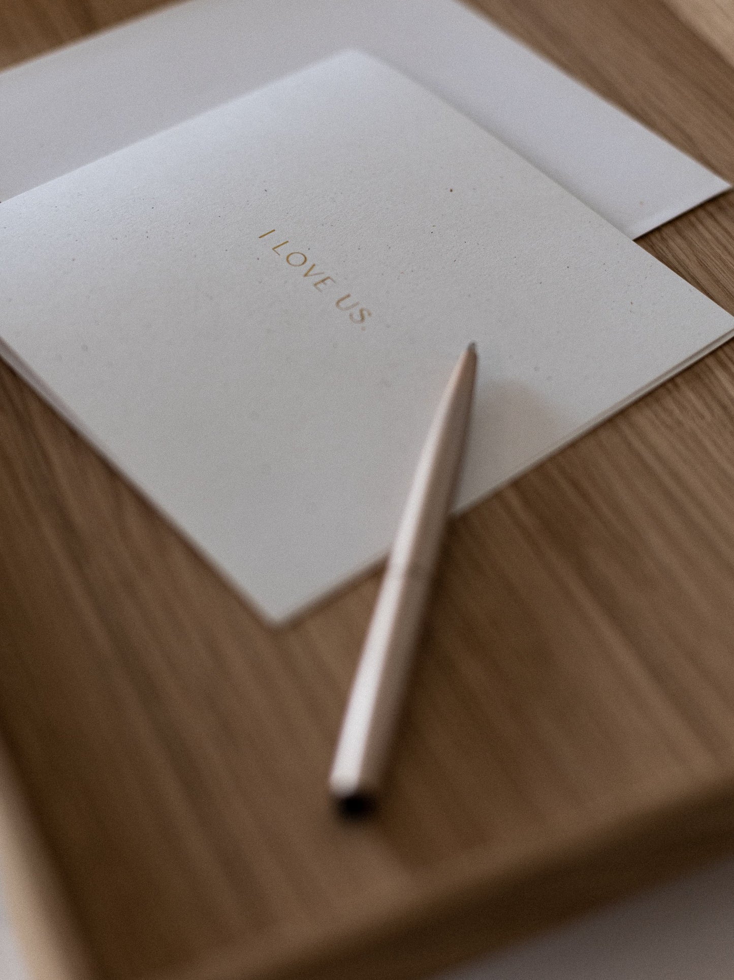 Karte mit Stift und Aufschrift - I love us | Studio Wiis
