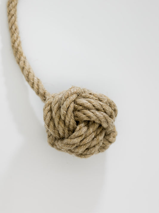 Nachhaltiges Hundespielzeug Ball aus Hanfseil | Studio Wiis