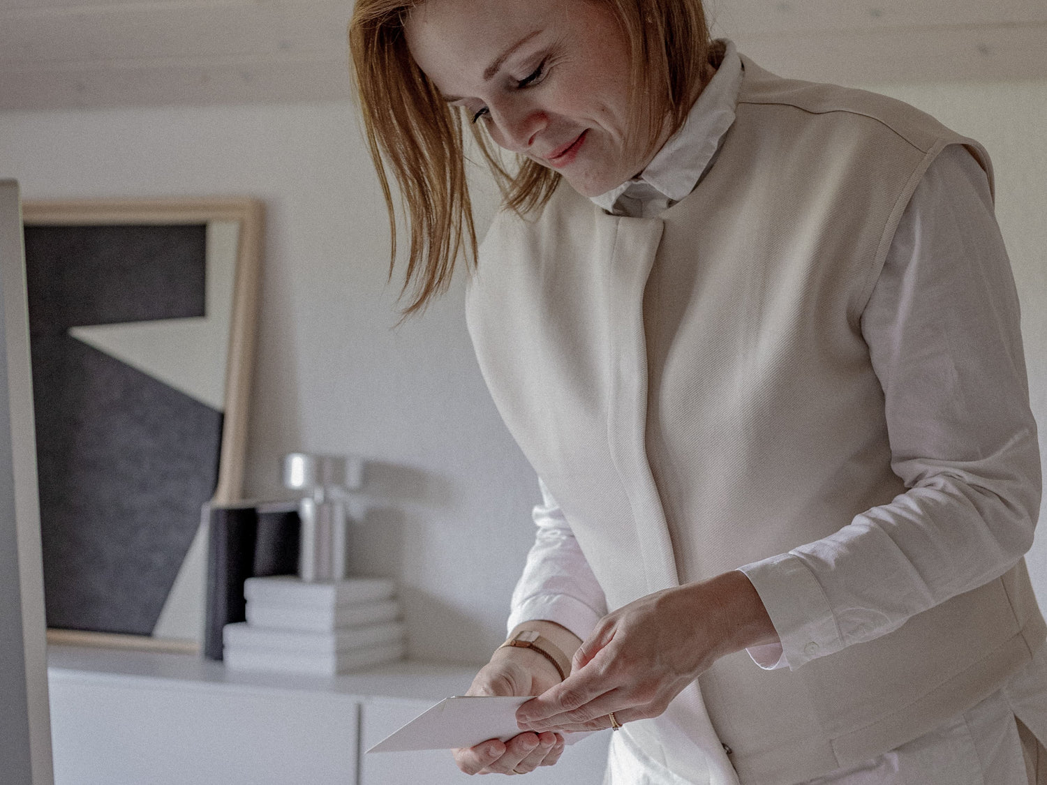 Clara prüft handgefertigte Grusskarte | Studio Wiis