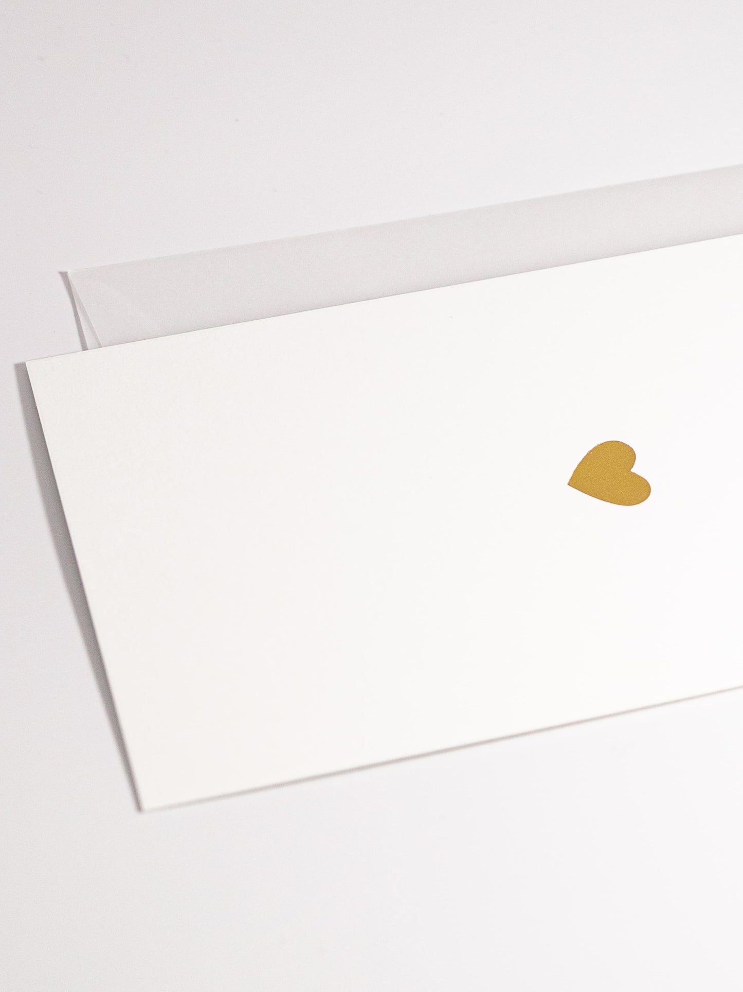 Goldgeprägtes Herz auf weisser Karte für Geburstag oder zu Valentinstag