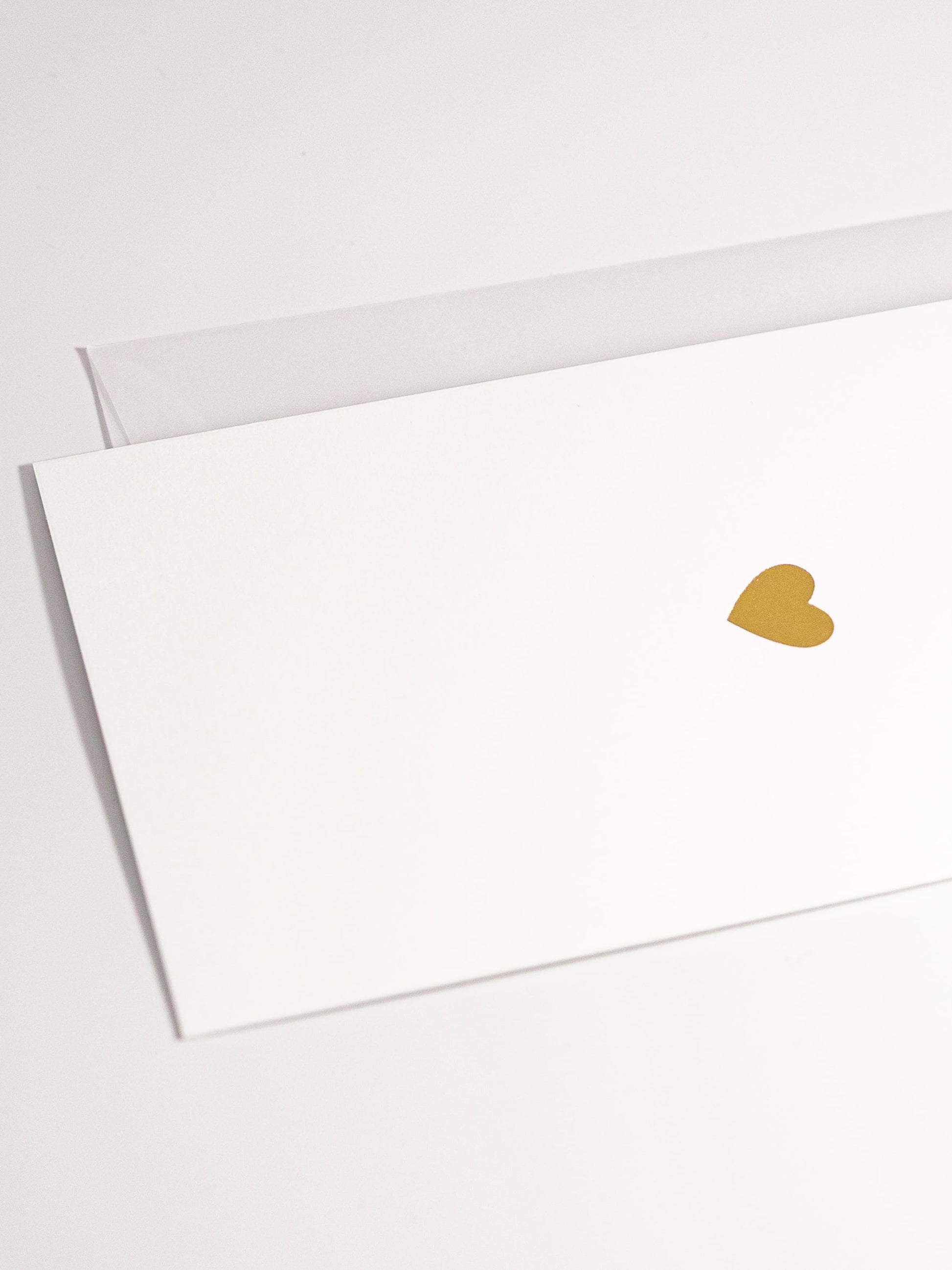 Goldgeprägtes Herz auf weisser Karte für Geburstag oder zu Valentinstag