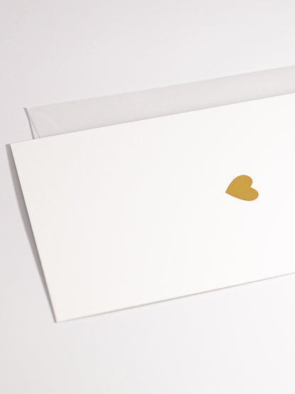 Goldgeprägtes Herz auf weisser Karte für Geburstag oder zu Valentinstag