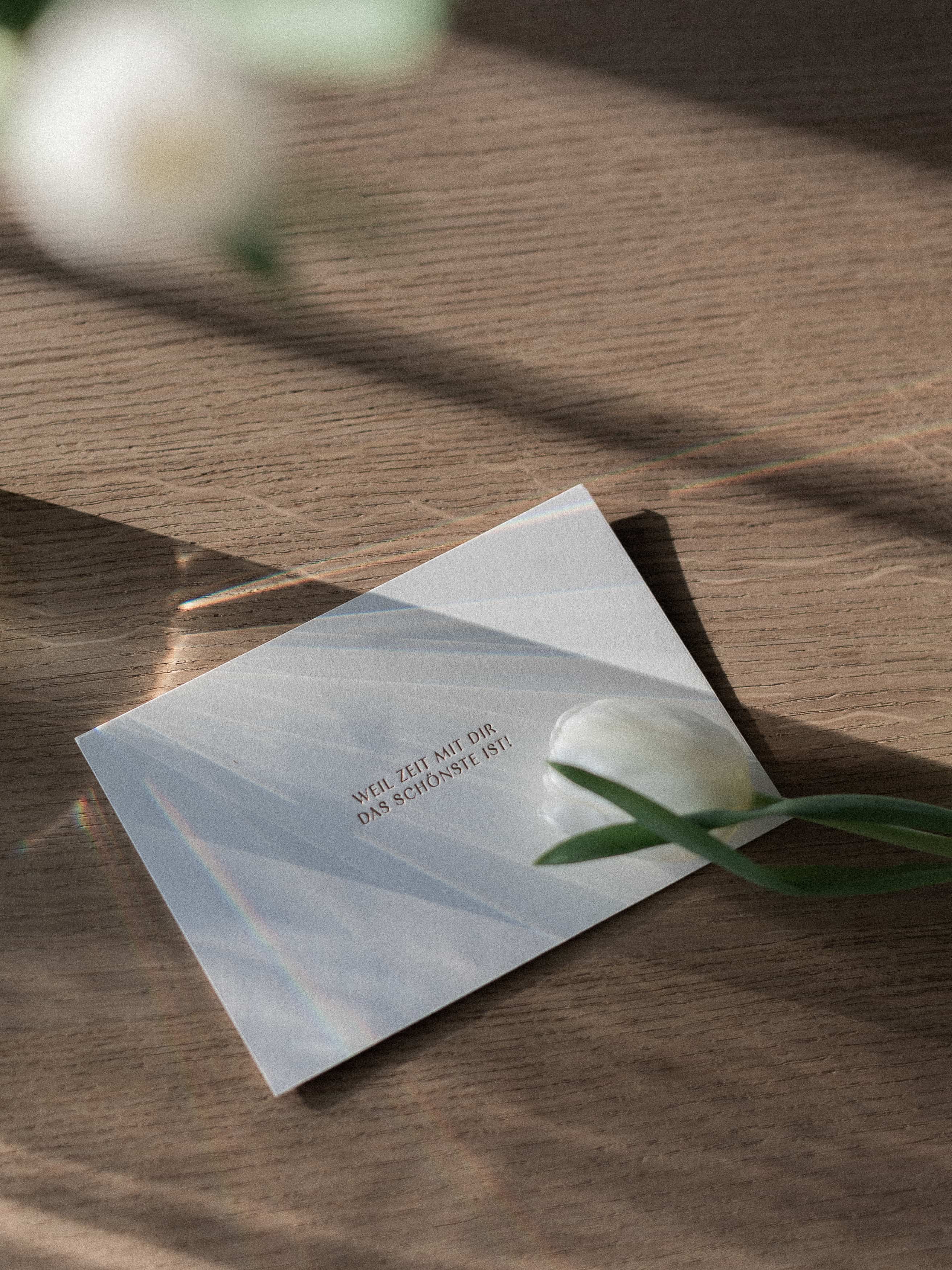 Valentinskarte «Weil Zeit mit dir das Schönste ist» auf Tisch mit Tulpen | Studio Wiis