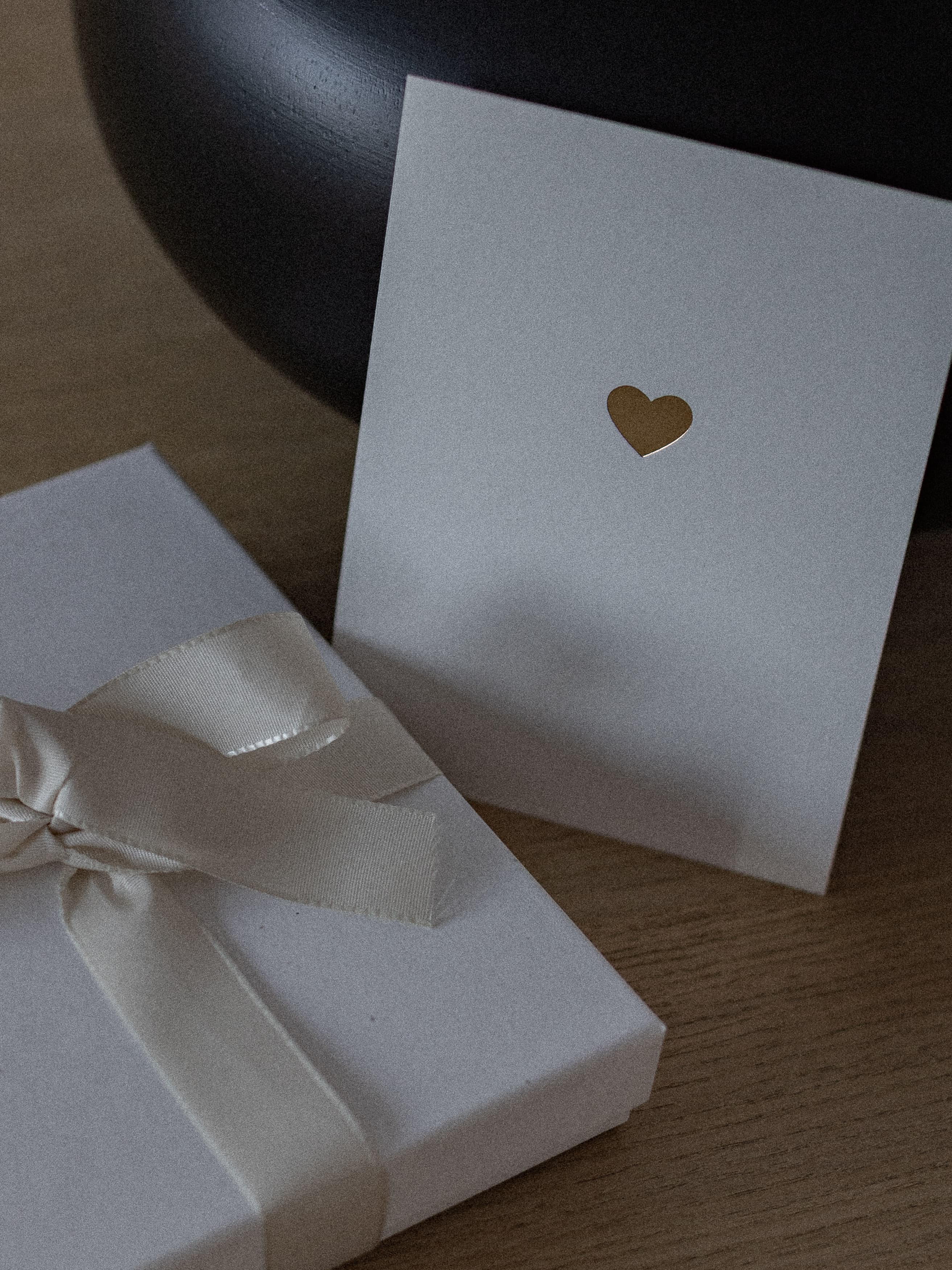 Karte mit kleinem Herz angelehnt an Vase als Liebesbotschaft | Studio Wiis