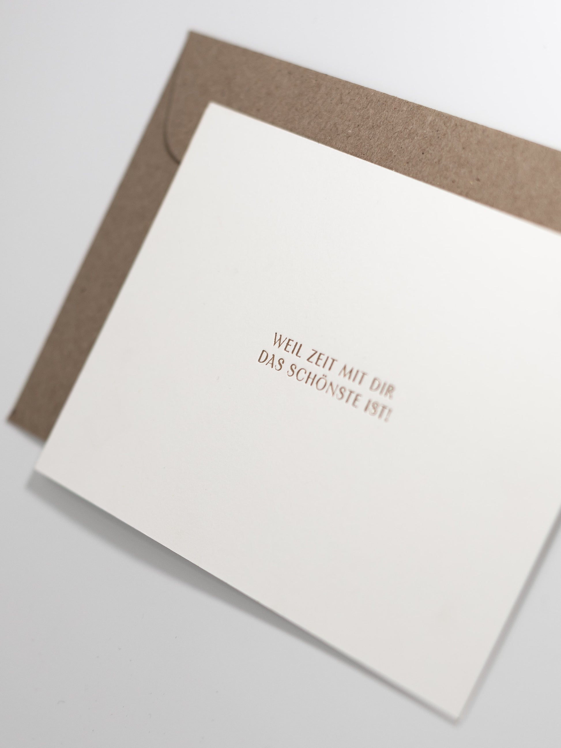 Schlichte Weisse Karte mit Couvert und Aufschrift in Gold - Weil Zeit mit dir das Schönste ist | Studio Wiis